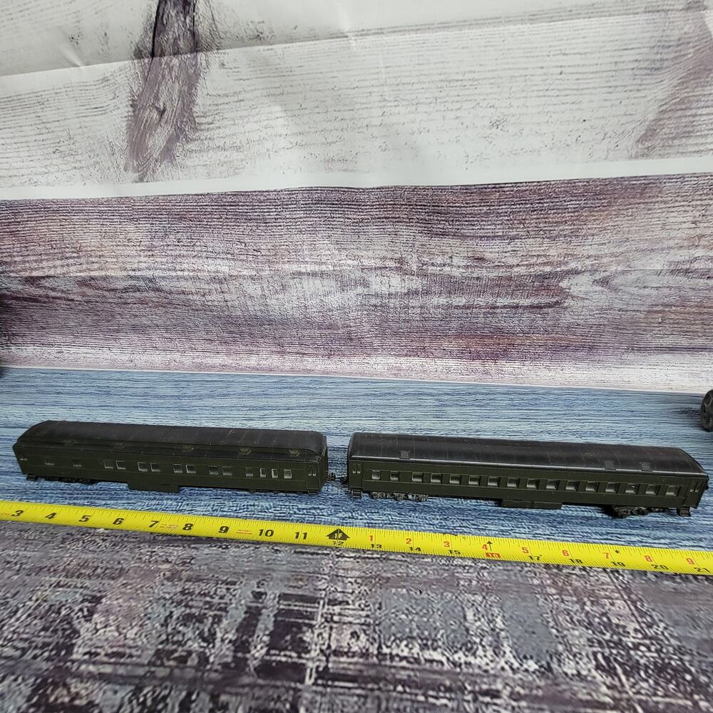 Vintage H.O Scale train passenger cars green and black 2 pieces